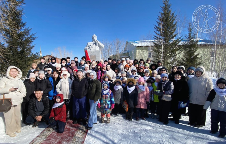 Учащиеся ВШМ РС (Я) возложили цветы памятнику М.Н.Жиркова